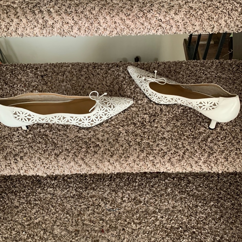 Stuart Weitzman 2 inch crème pump
